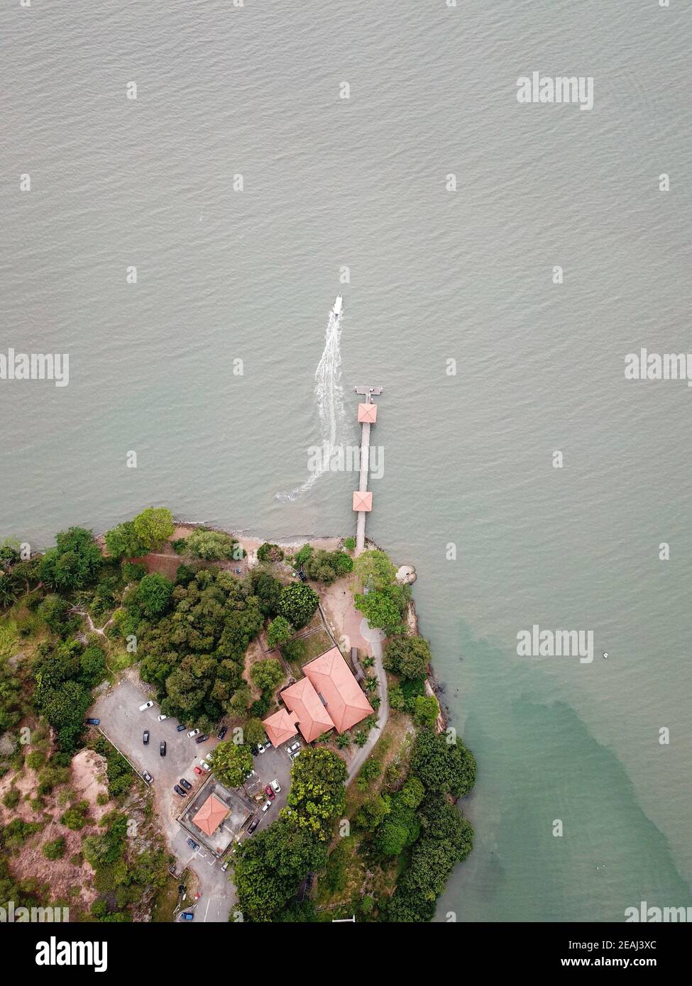 Vue aérienne de haut en bas bateau se déplacer à la jetée Batu Kawan Banque D'Images