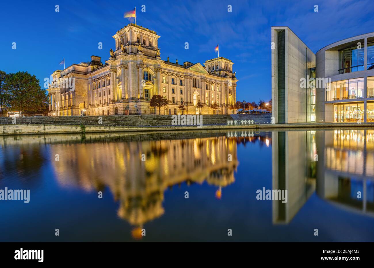 Le Reichstag et une partie du Paul-Loebe-Haus au bord de la rivière Spree à Berlin à l'aube Banque D'Images