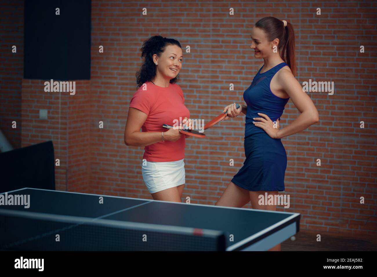 Les femmes jouent au tennis de table double, aux ping-pong Banque D'Images