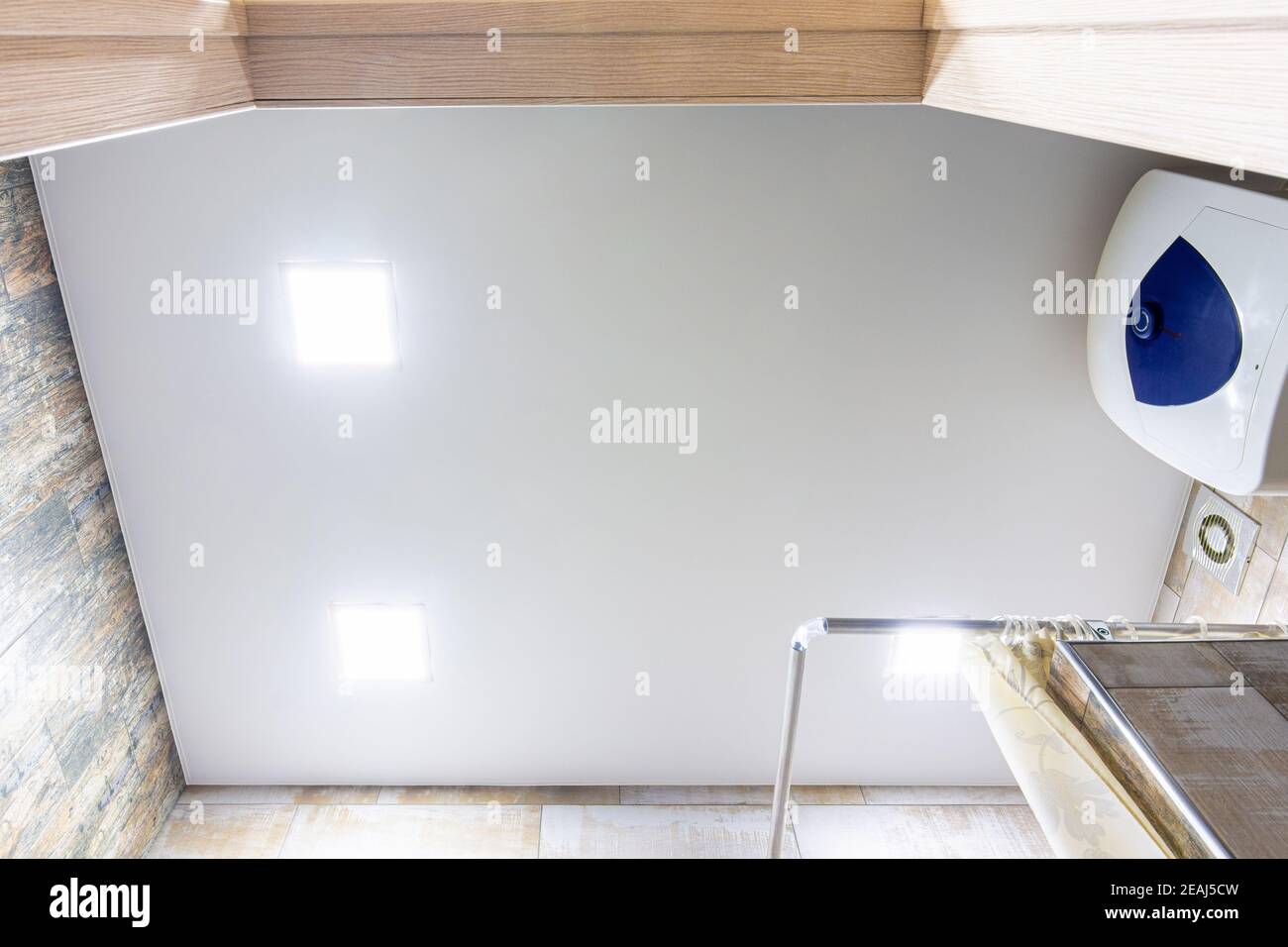 Plafond mat extensible dans la salle de bains avec trois lampes carrées Banque D'Images