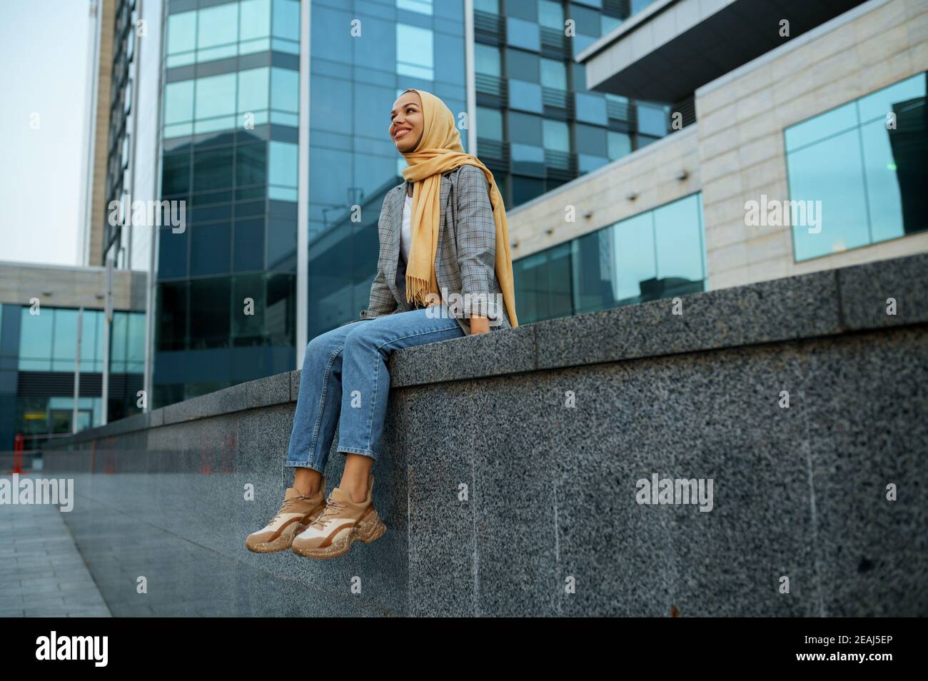 Fille arabe dans hijab au bâtiment dans le centre-ville Banque D'Images