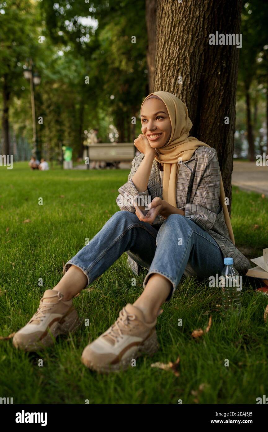 Fille arabe souriante dans le hijab dans le parc d'été Banque D'Images