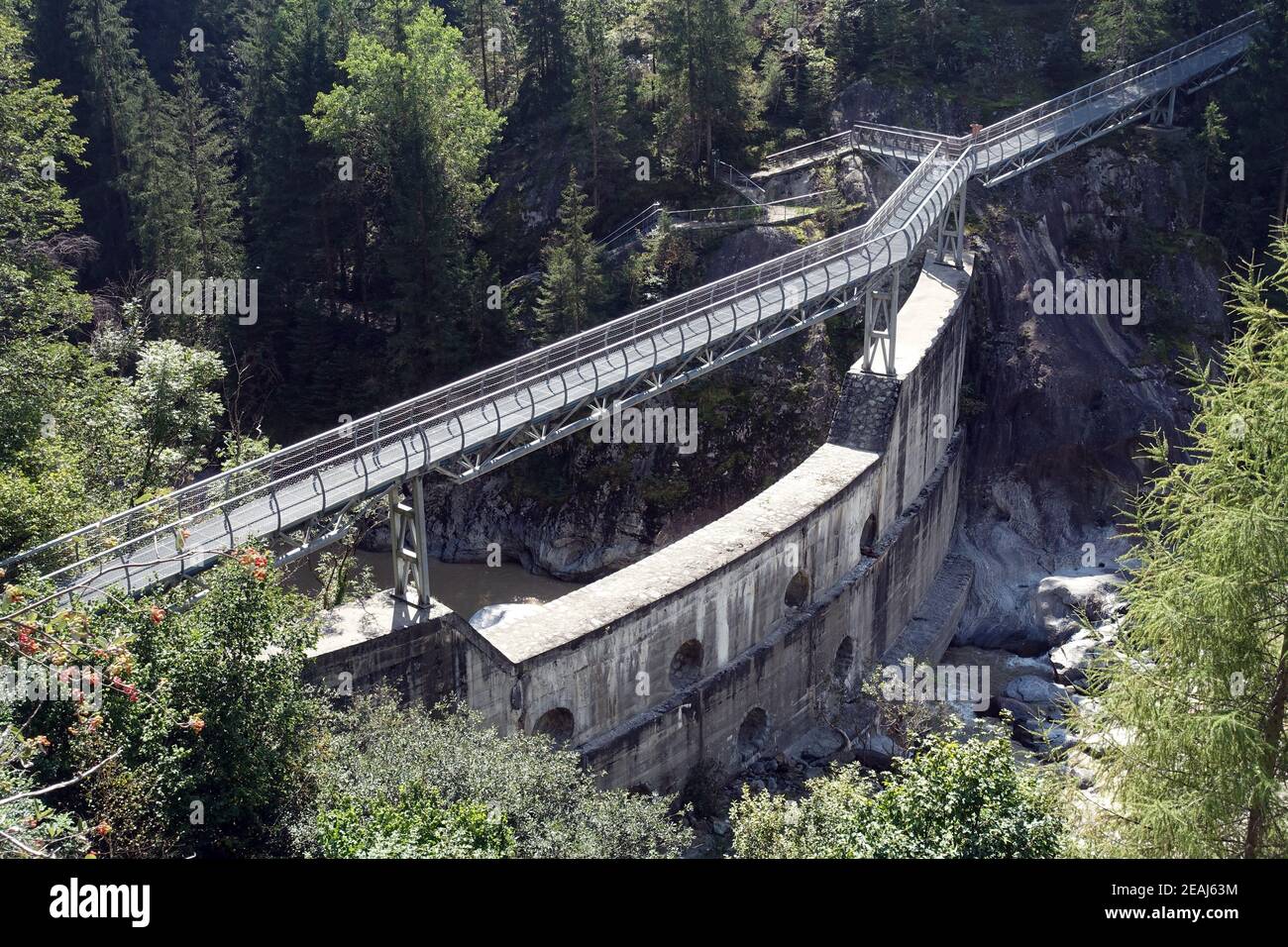 Randonnée sur le sentier des gorges de la vallée de Passeier entre Moos et St. Leonhard Banque D'Images