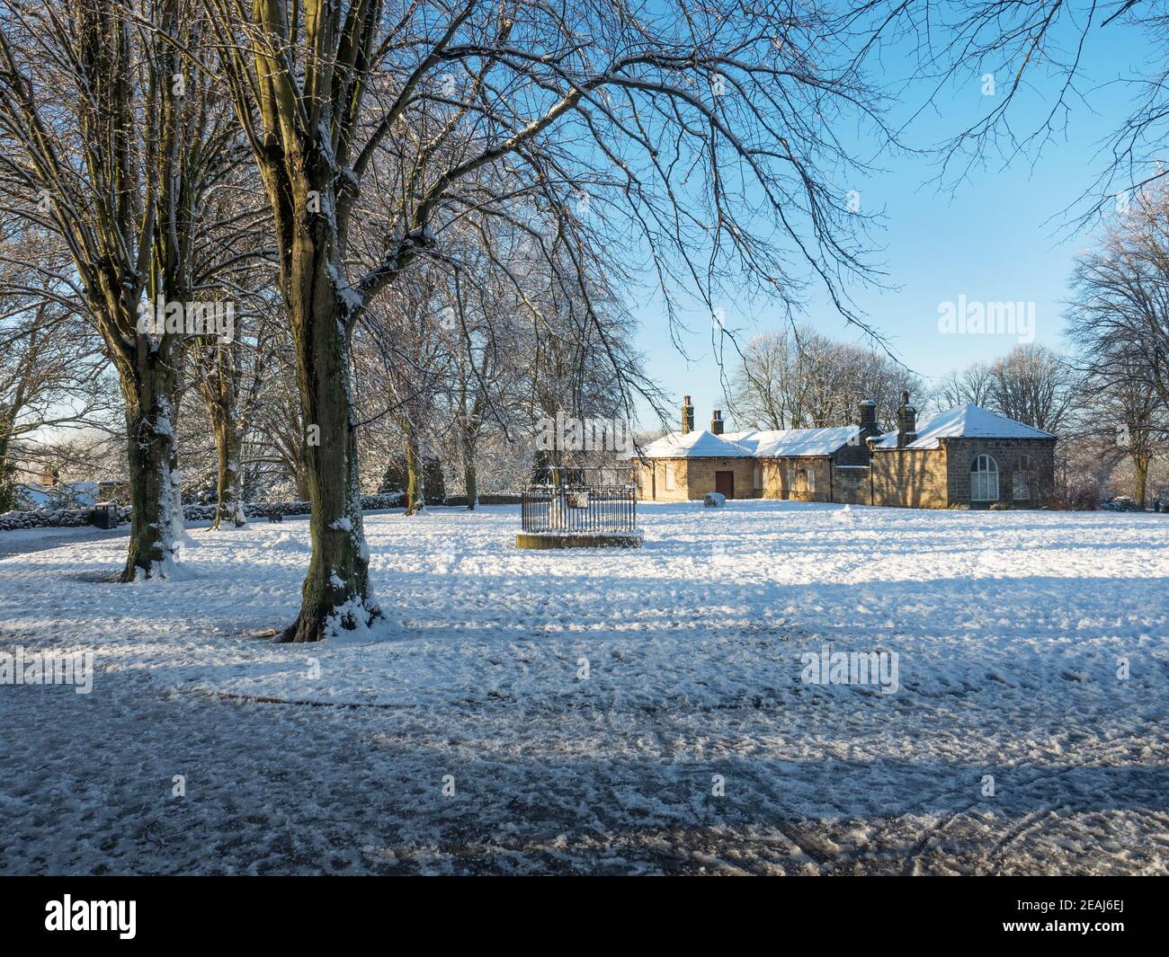 Le parc du château et le musée du palais de justice en hiver de Knaresborough North Yorkshire Angleterre Banque D'Images