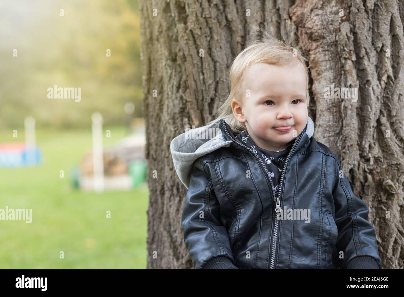 Le garçon vêtu d'une veste en cuir colle sa langue Photo Stock - Alamy
