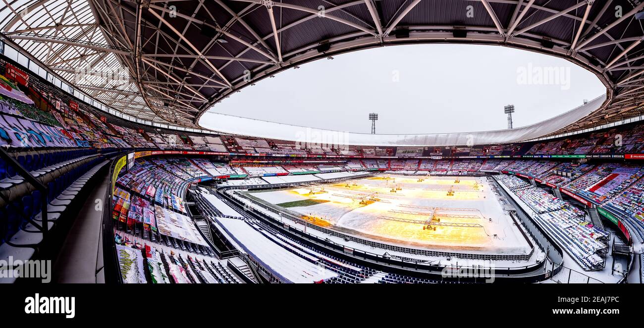 ROTTERDAM, PAYS-BAS - FÉVRIER 8: Feyenoord Stadium de Kuip sous une couche de neige le 8 février 2021 à Rotterdam, pays-Bas (photo de Yannick V Banque D'Images