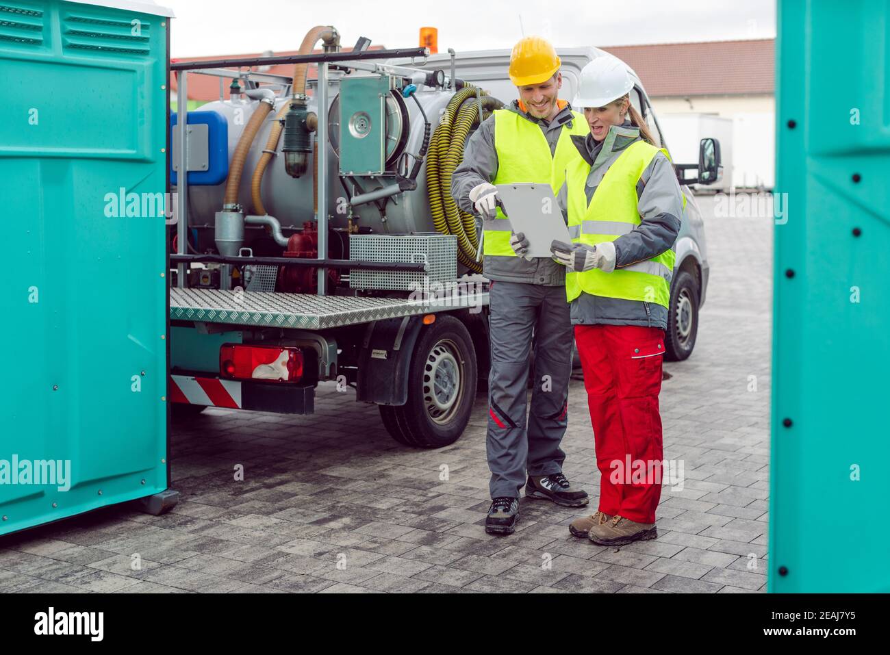 Certains travailleurs effectuant la logistique dans les entreprises de location de toilettes Banque D'Images