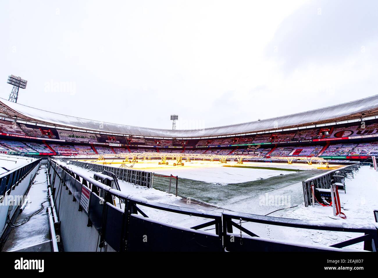 ROTTERDAM, PAYS-BAS - FÉVRIER 8: Feyenoord Stadium de Kuip sous une couche de neige le 8 février 2021 à Rotterdam, pays-Bas (photo de Yannick V Banque D'Images