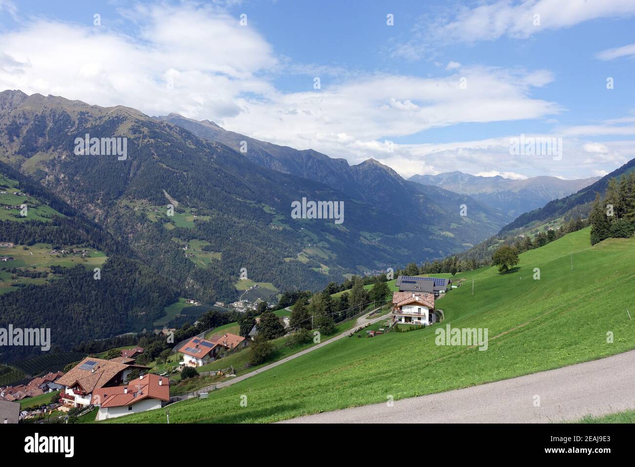 Faites une randonnée au-dessus de Verdins avec vue sur la vallée de Passeier Les Alpes Ã–tztal Banque D'Images
