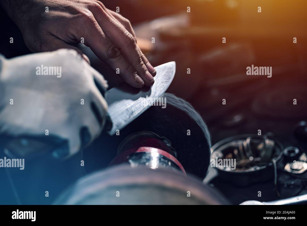 Master affûte une lame de couteau Banque D'Images