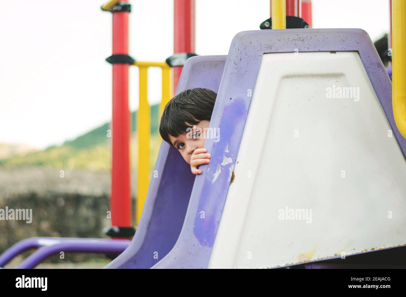 enfant heureux jouant sur le toboggan à l'extérieur Banque D'Images