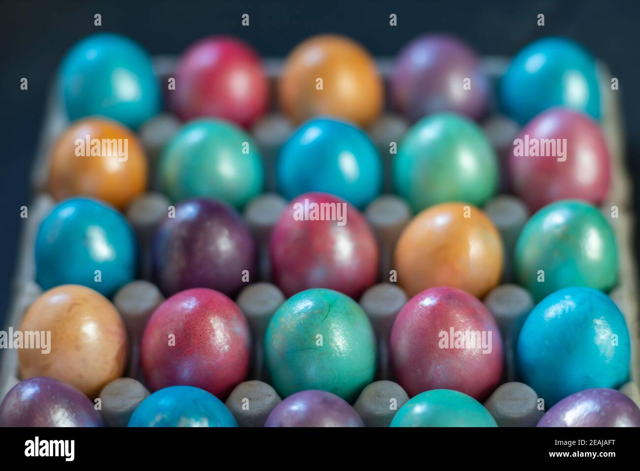 Arrière-plan de Pâques avec la main peinte violet, bleu, vert, orange Banque D'Images