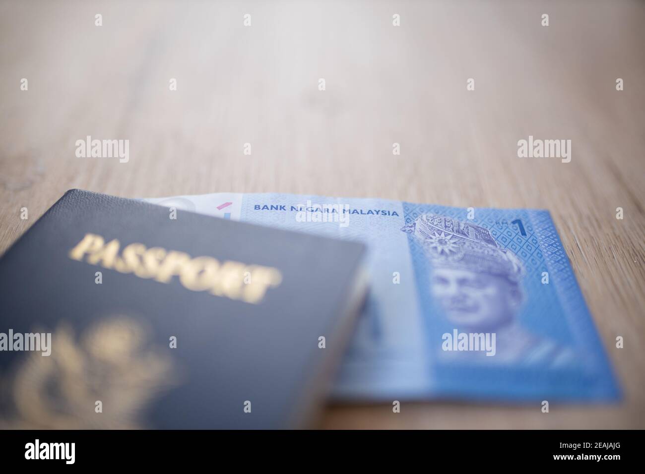 Banque nationale de Malaisie sur une seule note de Ringgit à l'intérieur d'un Passeport américain Banque D'Images