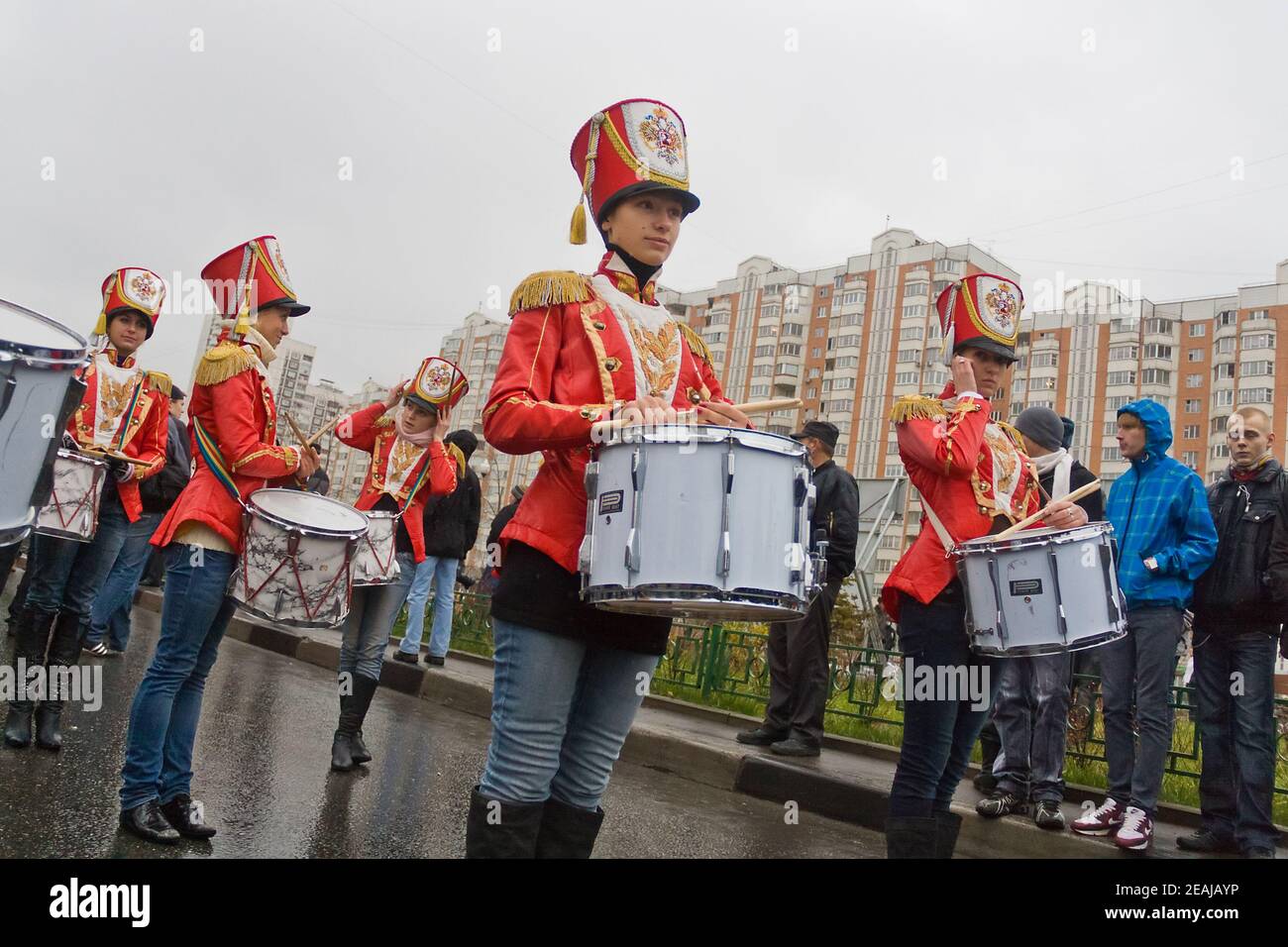 04.11.2010. Russie, Moscou : marche annuelle des nationalistes russes à Moscou (marche russe). Les filles de batteur de l'ensemble Moskvichki. Banque D'Images