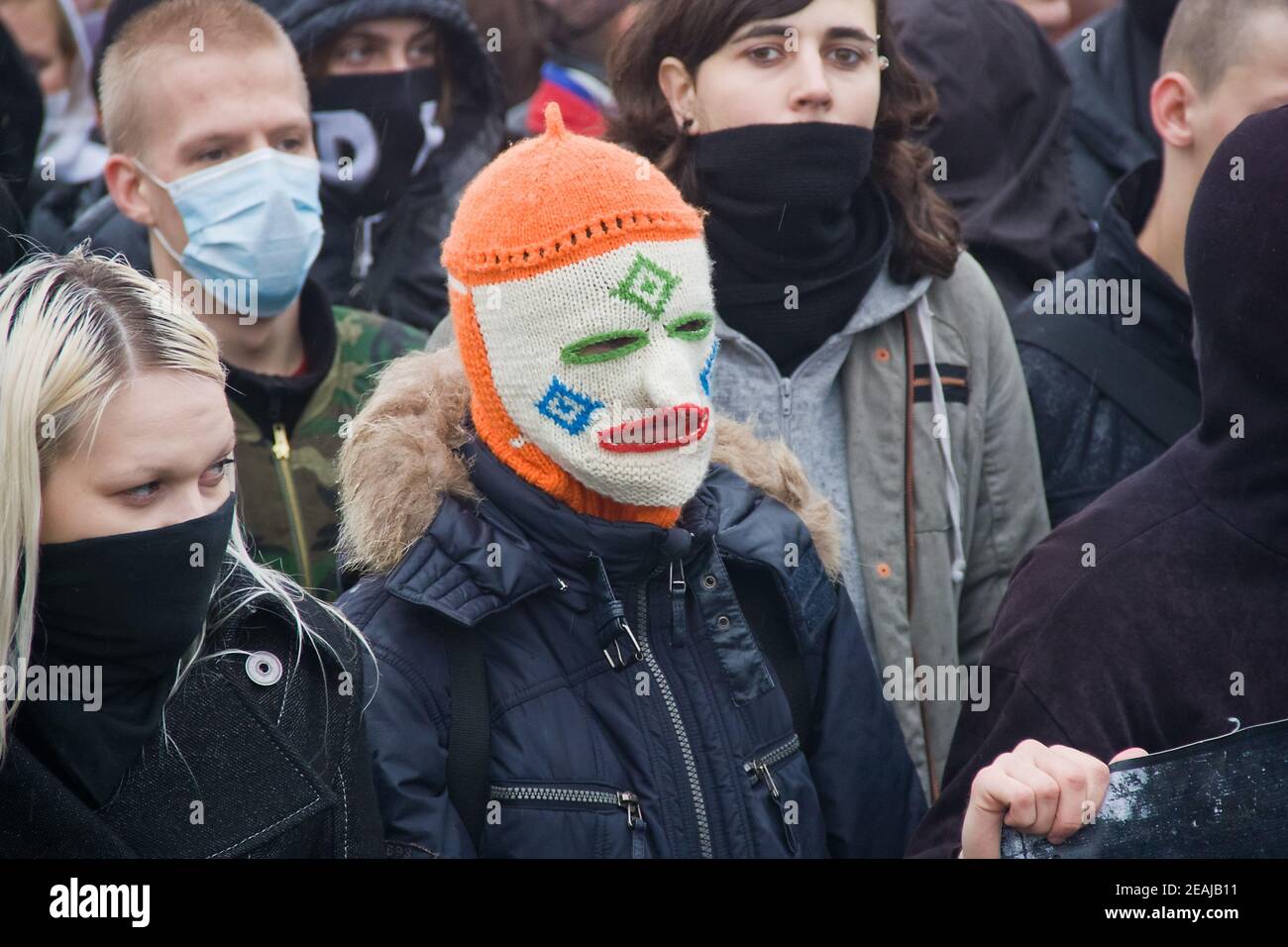 04.11.2010. Russie, Moscou : marche annuelle des nationalistes russes à Moscou (marche russe). Protester contre les jeunes dans les masques. Banque D'Images