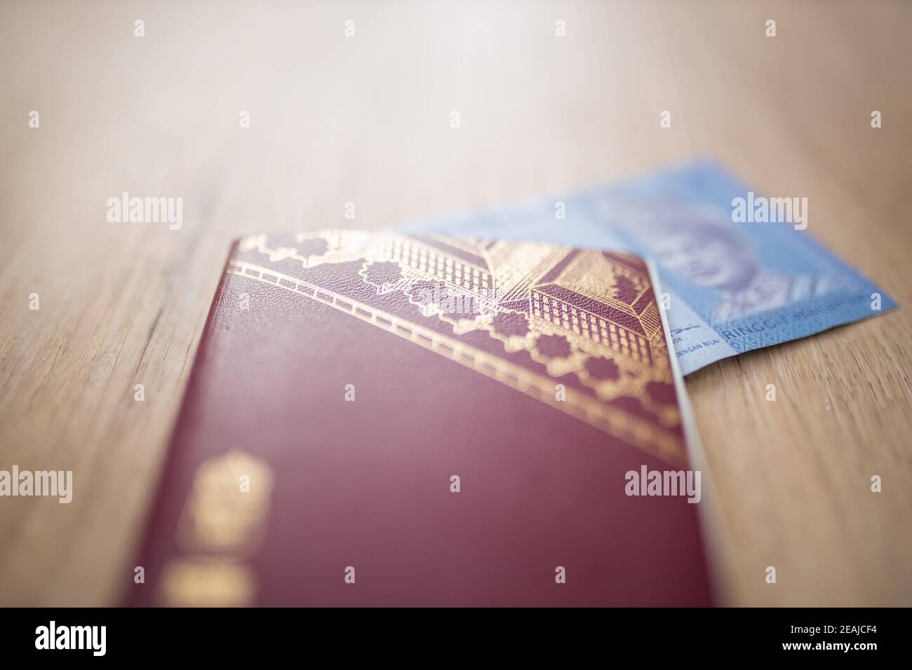 Une note ringgit malaisienne floue à l'intérieur d'un passeport suédois Banque D'Images