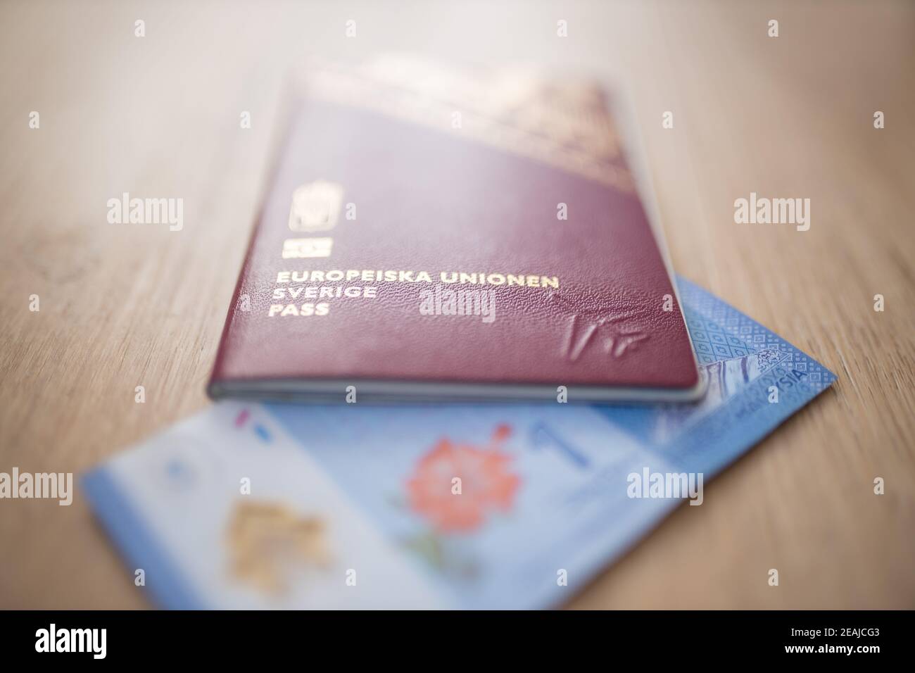 Suède Passeport couvrant une partie d'une seule Note ringgit malaisienne Banque D'Images