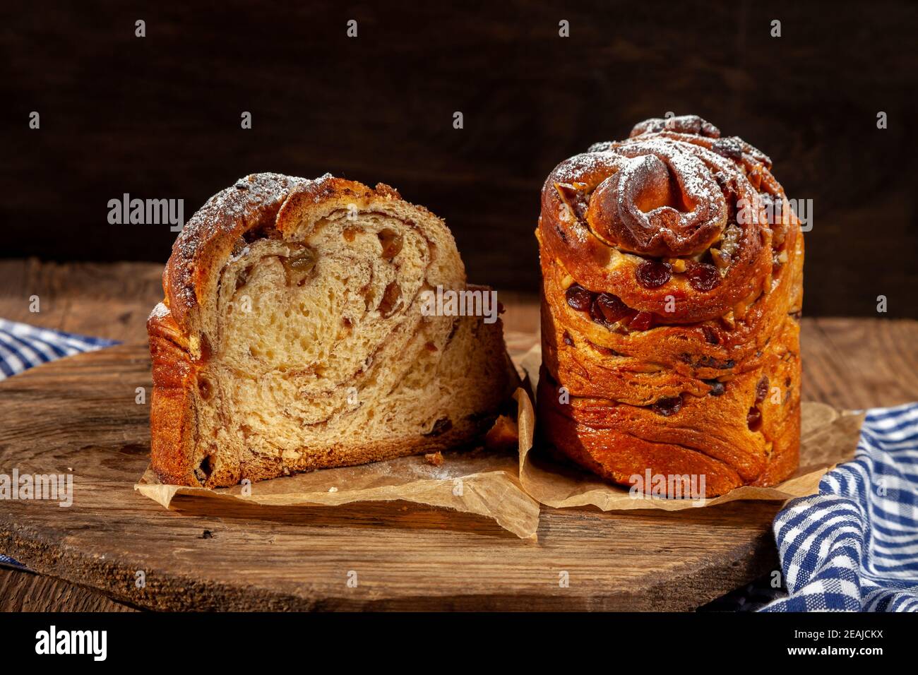 Kraffin gâteau de Pâques. Kraffins aux raisins secs, fruits confits et graines de pavot, arrosés de sucre en poudre. Gros plan de gâteau maison. Brut. Banque D'Images