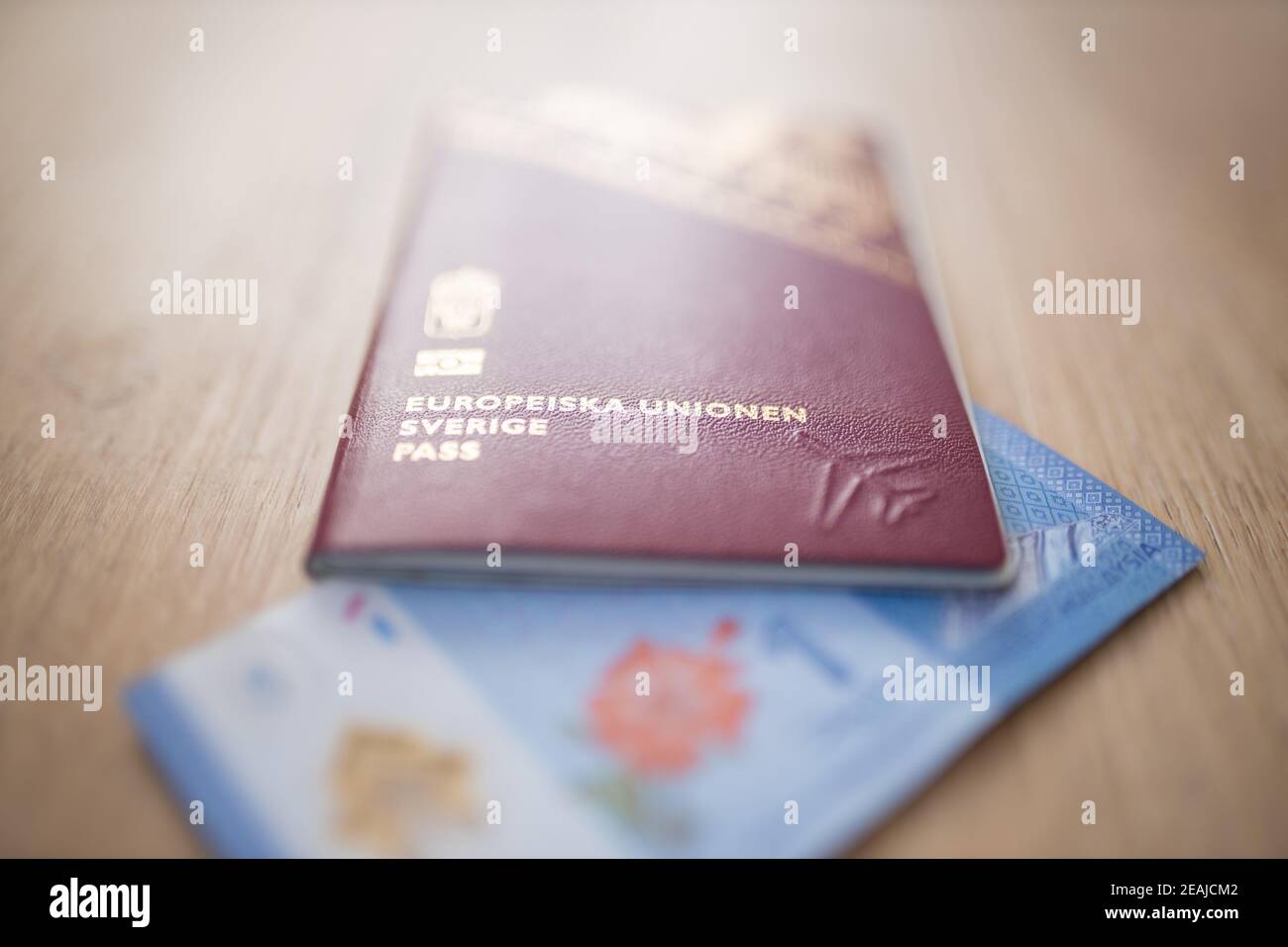 Suède Passeport couvrant une partie d'une seule Note ringgit malaisienne Banque D'Images
