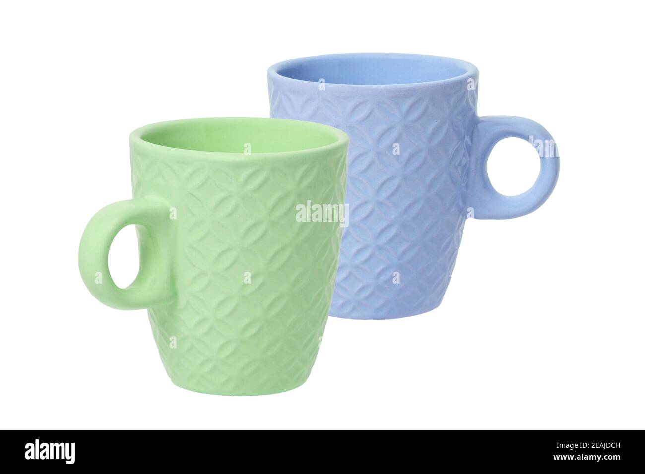 Tasse de café. Gros plan d'une tasse en céramique verte et bleue ou d'une tasse à thé isolée sur un fond blanc. Macro. Banque D'Images