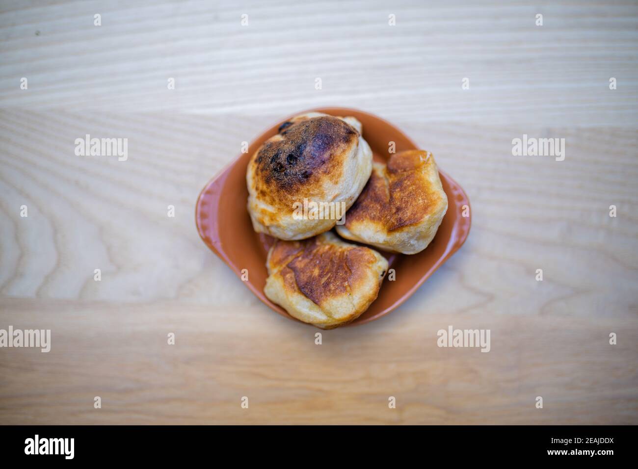 Au-dessus de la vue de trois boules de pâte de cheesy sur un bois table de restaurant Banque D'Images