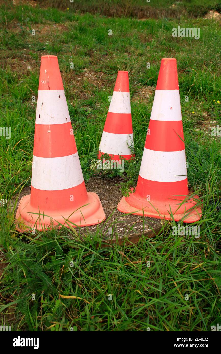 3 cônes de signalisation comme protection sur un couvercle de trou d'homme Banque D'Images