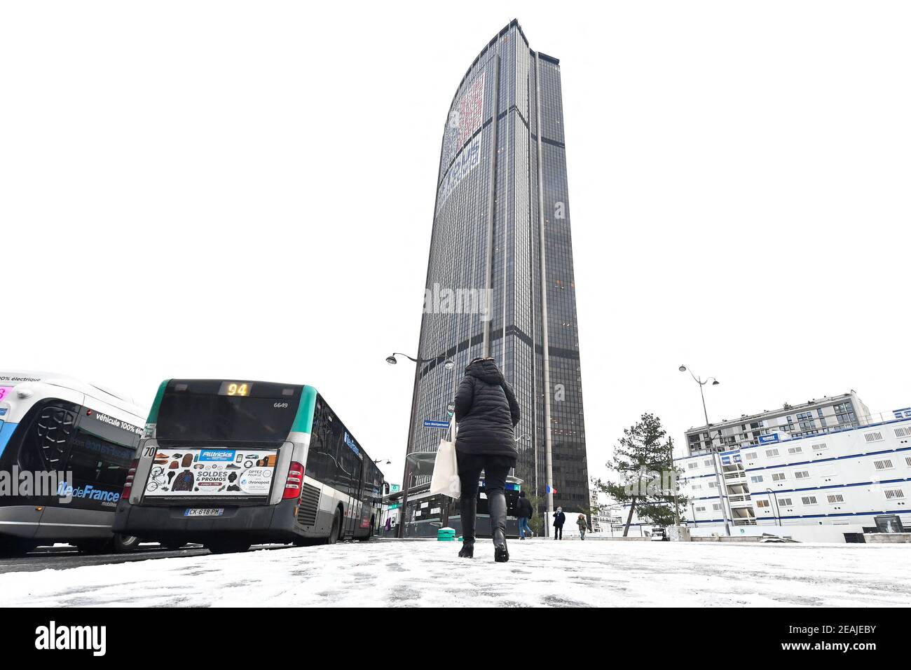 Paris, France. 10 février 2021. Paris sous la neige, France le 10 février 2021. Une vague de neige glacée et très froide a frappé la nuit de mardi à mercredi sur la capitale française. Les températures ont chuté à -6 degrés dans certaines villes. Le transport scolaire a été annulé dans quatre départements. Photo de Lionel Urman/ABACAPRESS.COM crédit: Abaca Press/Alay Live News Banque D'Images