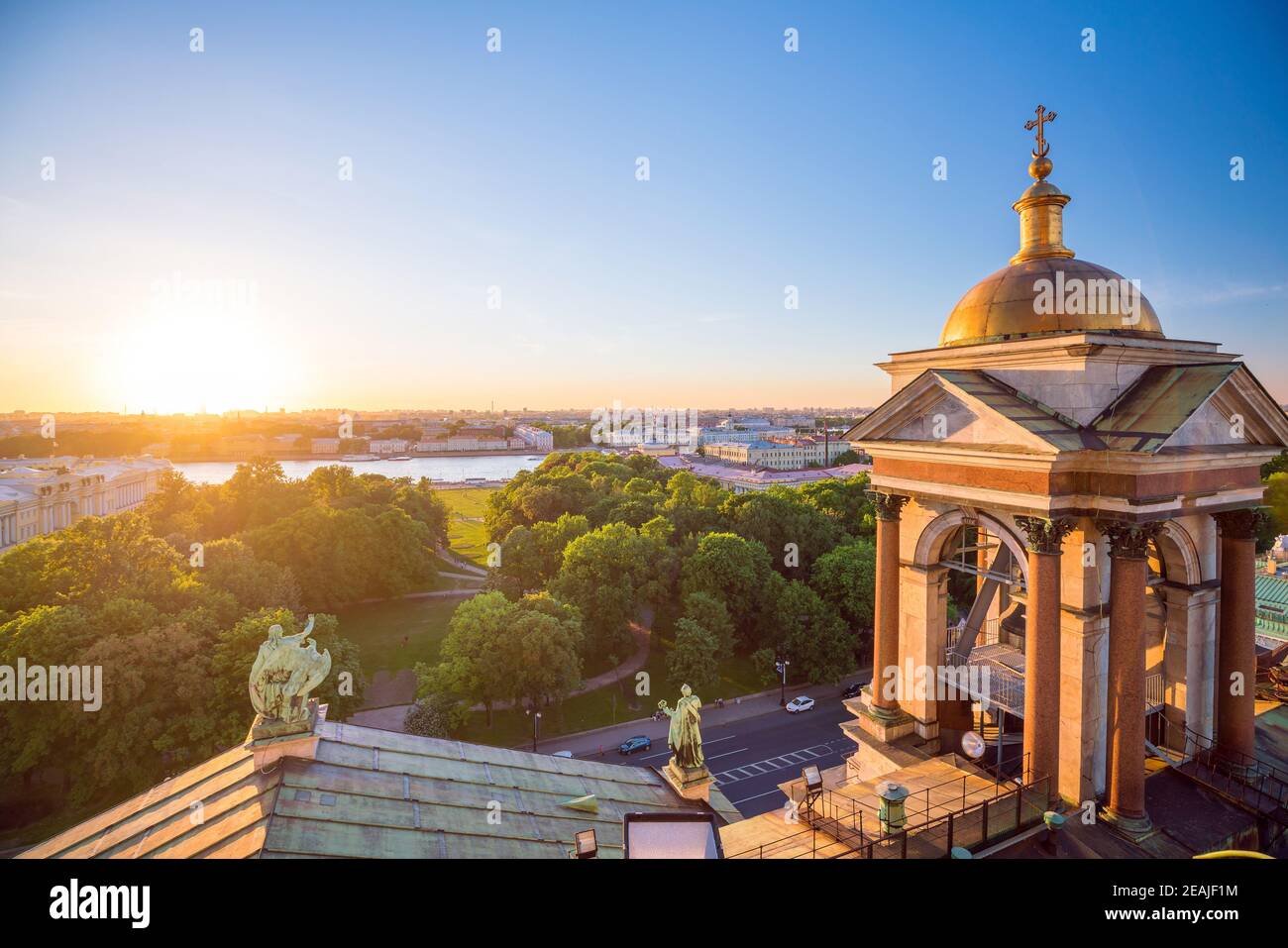 Vue en soirée depuis la colonnade de la cathédrale Saint Isaac. Saint-Pétersbourg, Russie Banque D'Images
