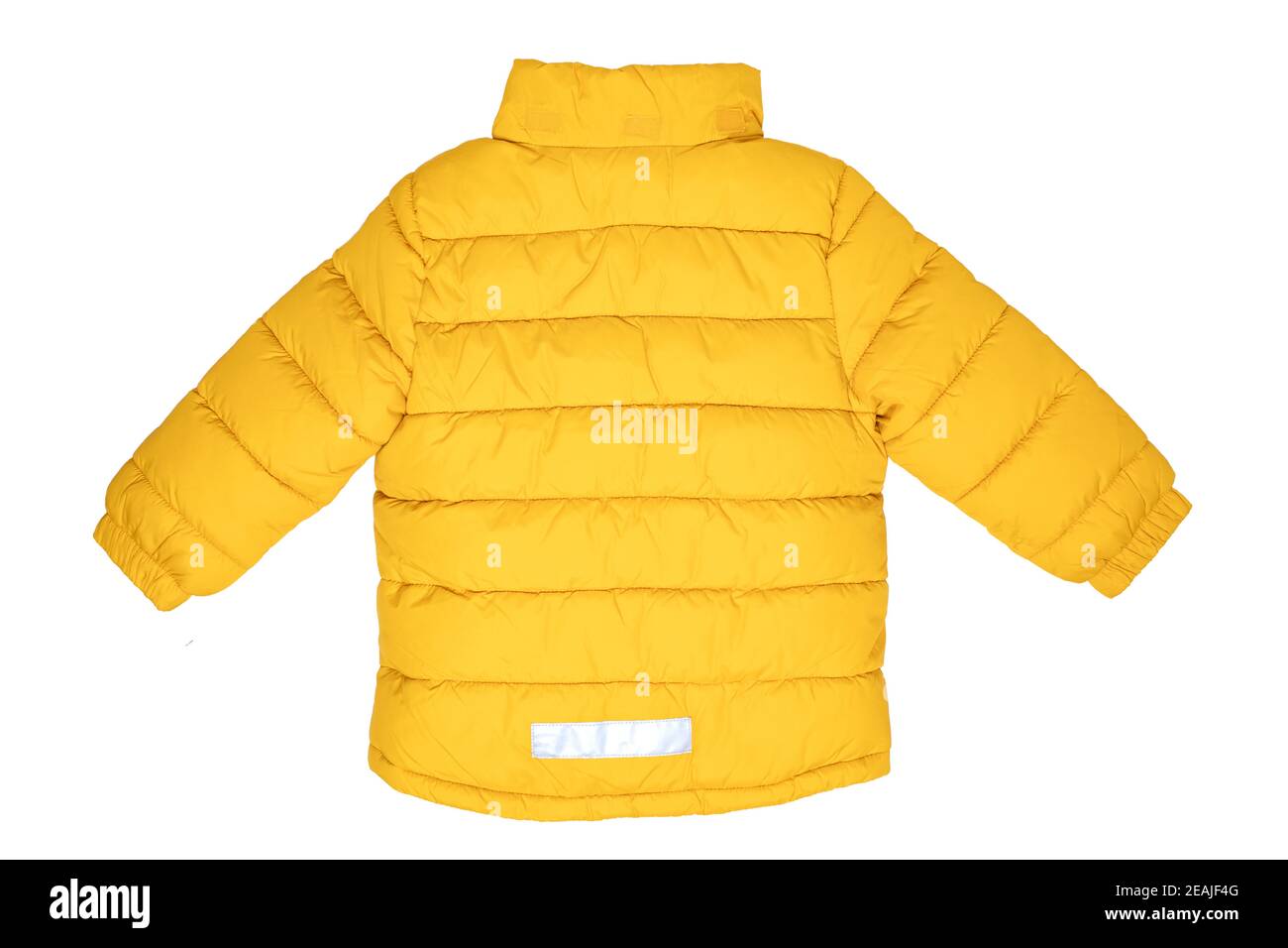 Vestes d'hiver pour enfants. Veste élégante en duvet jaune et chaude pour enfant avec capuche amovible, isolée sur un fond blanc. Mode hiver. Vue arrière. Banque D'Images