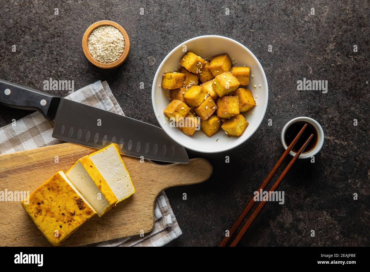 Dés de tofu frits. Banque D'Images