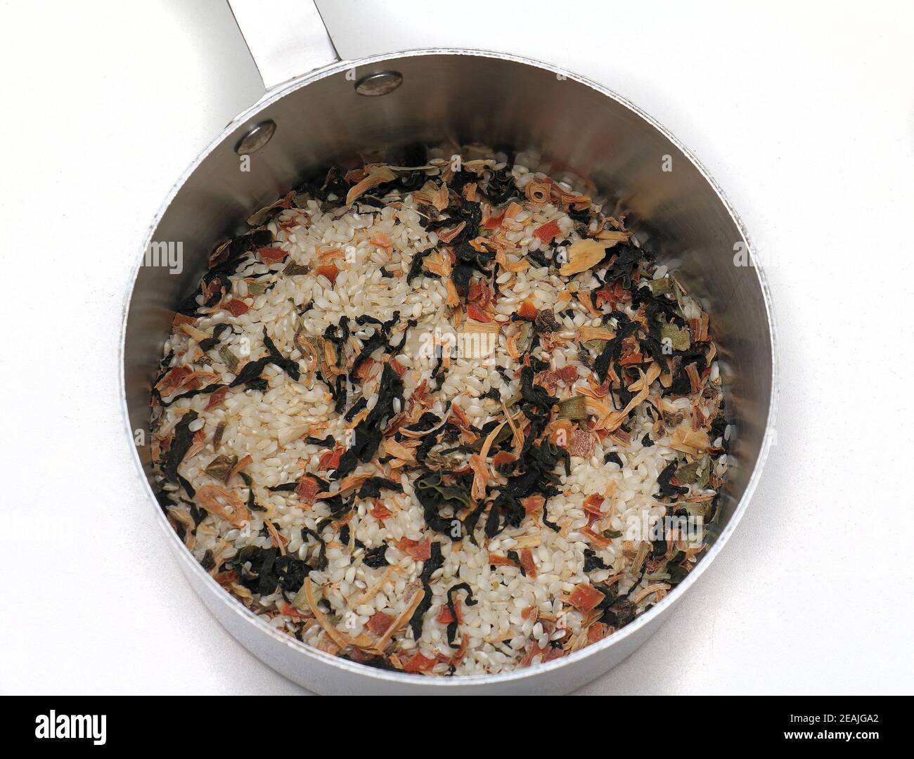 Risotto aux algues dans une casserole en métal Photo Stock - Alamy