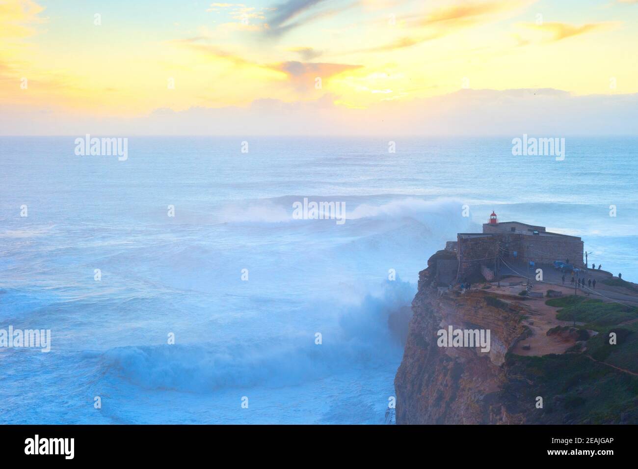 Les vagues de surf du Lighthouse Nazaré Portugal Banque D'Images