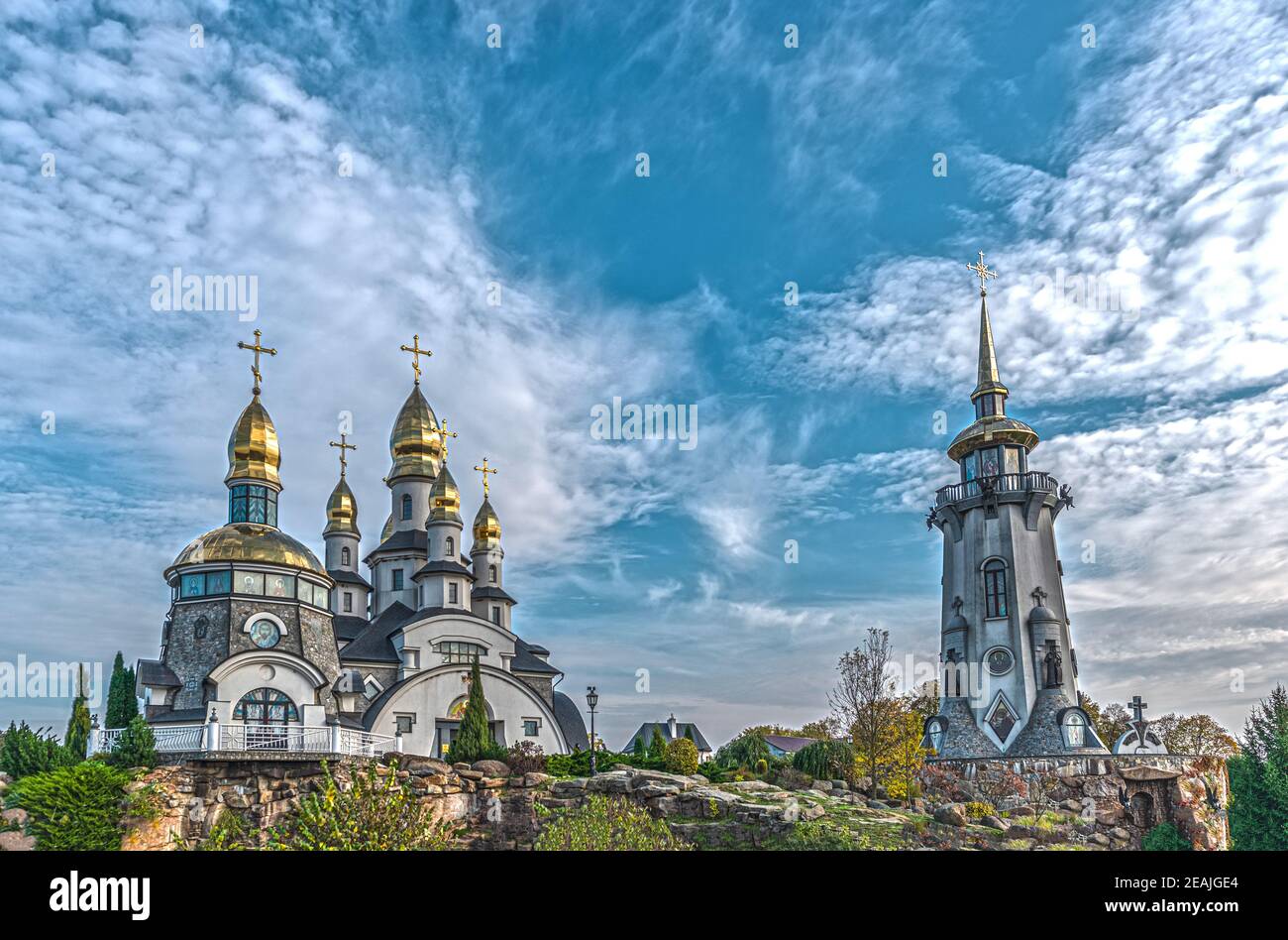 Le complexe du temple, composé de l'église chrétienne orthodoxe de Saint-Eugène et de la chapelle du village. Buky, Ukraine Banque D'Images