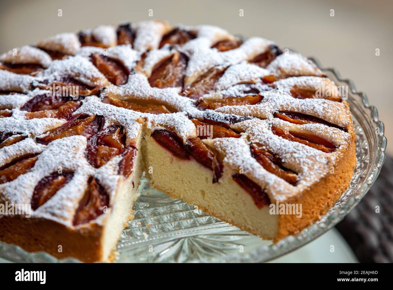 Délicieux gâteau aux prunes arrosé de sucre en poudre Banque D'Images