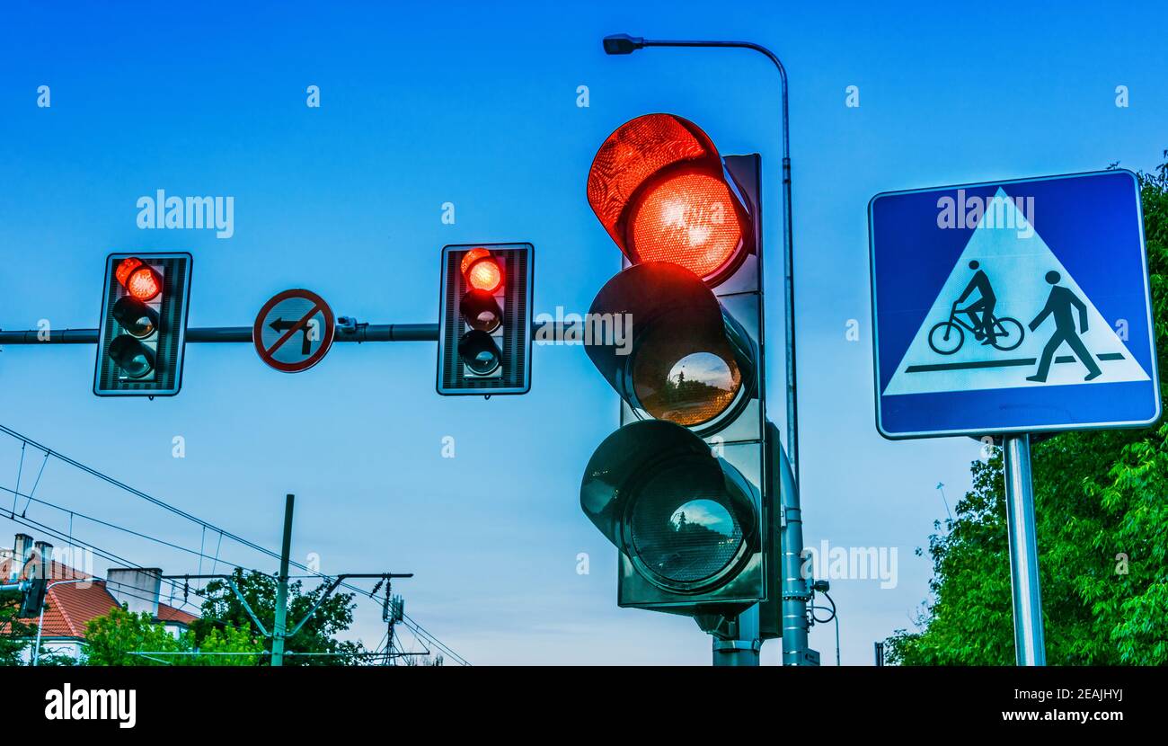 Feux de signalisation au-dessus de l'intersection urbaine Banque D'Images