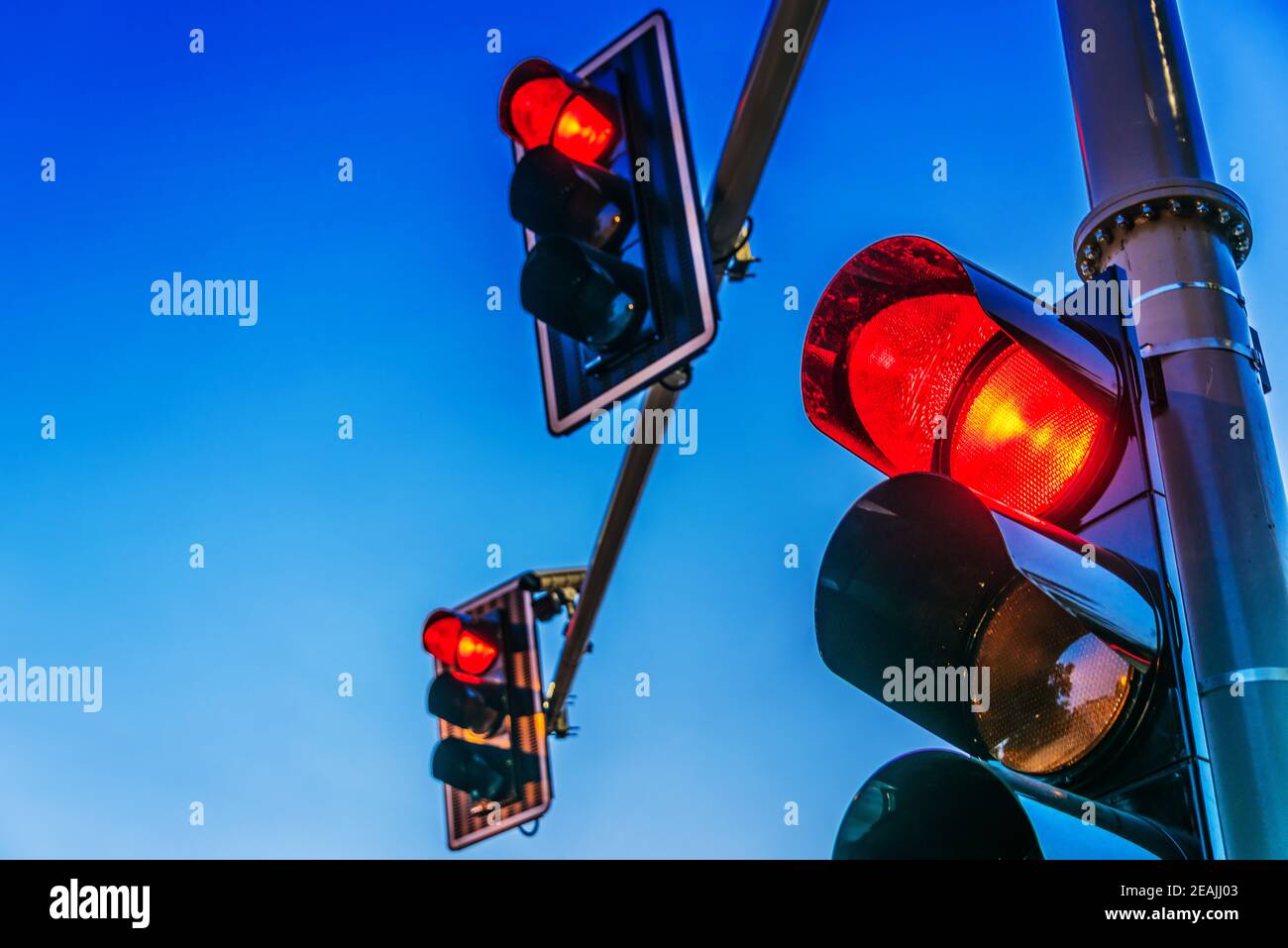 Feux de signalisation au-dessus de l'intersection urbaine Banque D'Images