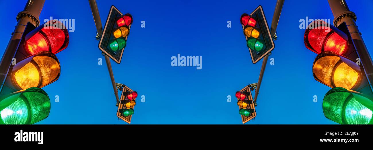 Feux de signalisation au-dessus de l'intersection urbaine Banque D'Images
