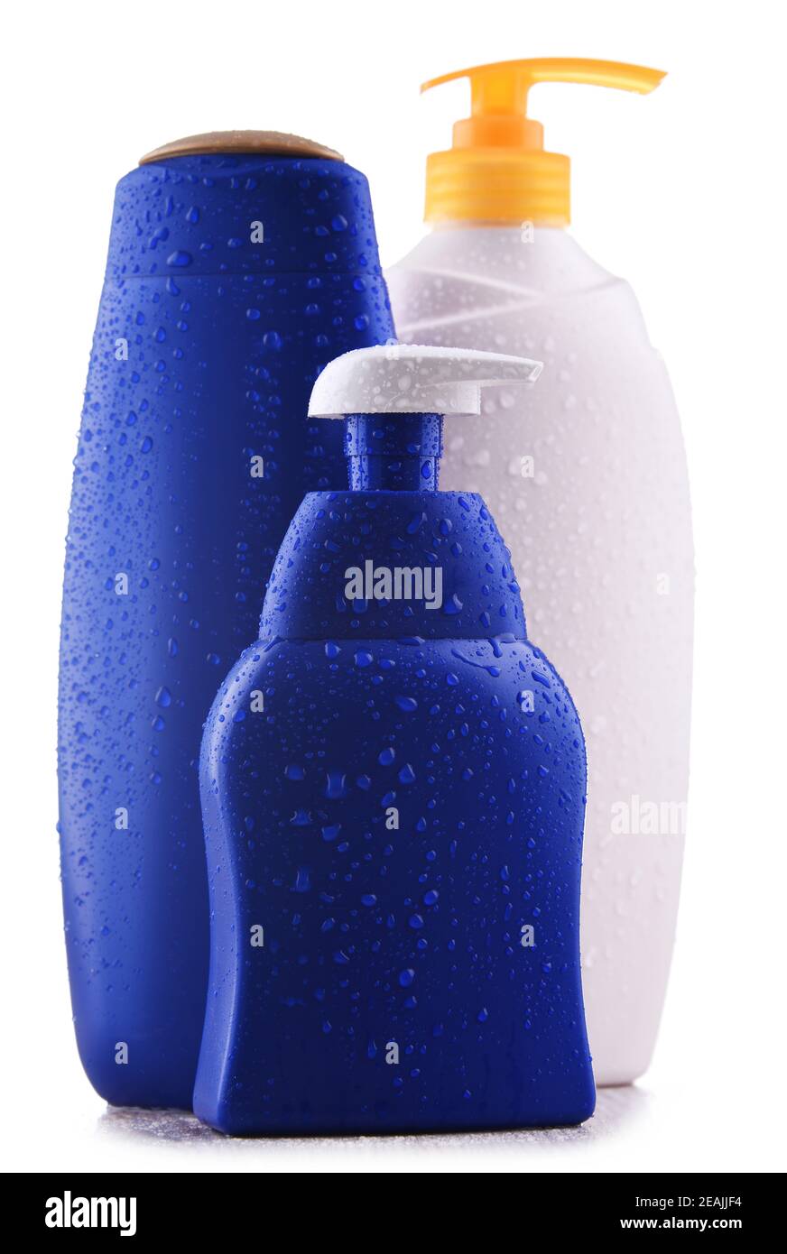 Des contaiers en plastique de shampoings et de gels douche isolés sur du blanc Banque D'Images