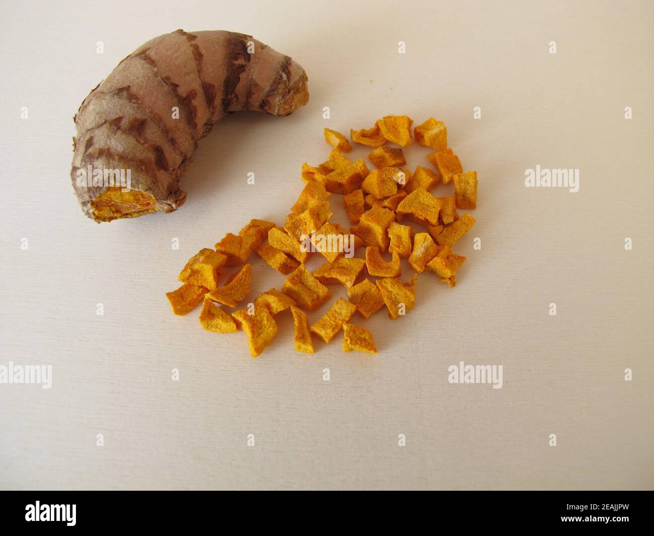 Curcuma séchée, racine de curcuma sur une planche de bois Banque D'Images