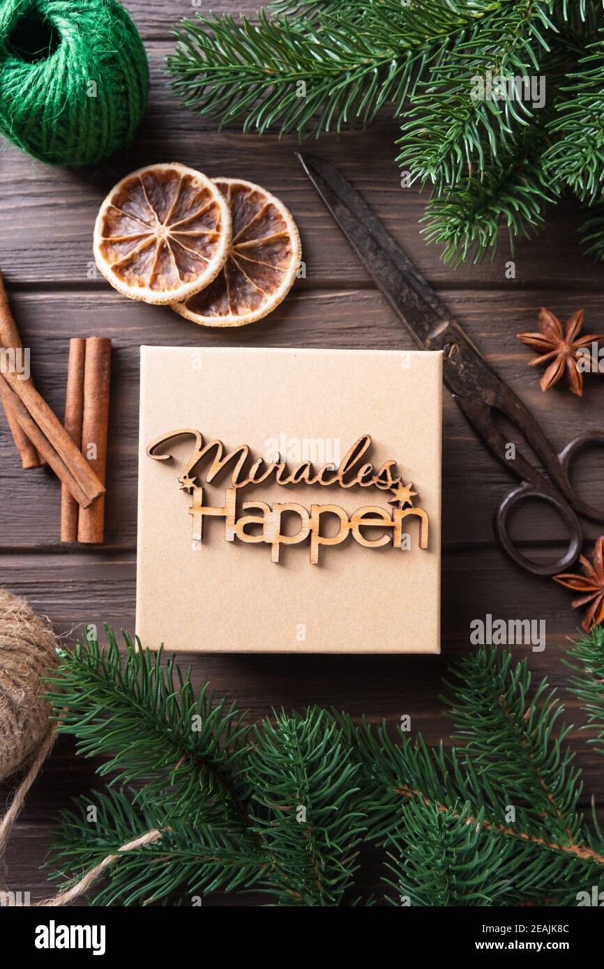 Boîte cadeau de Noël avec lettres en bois miracles se produisent. Idées  d'emballage de cadeaux. Design naturel Photo Stock - Alamy