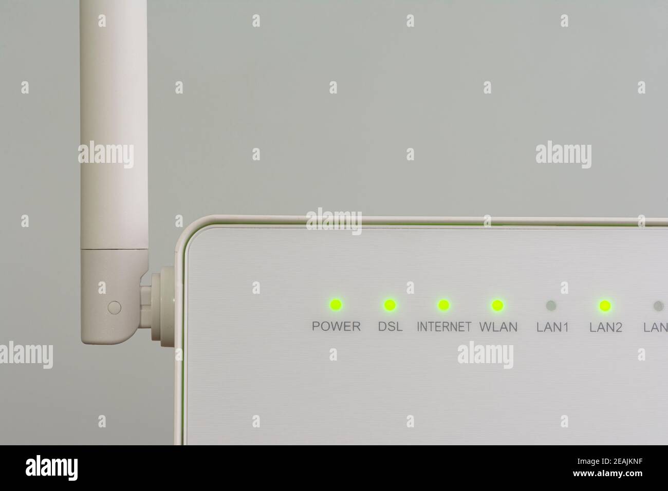 Routeur Internet sans fil blanc avec antenne isolée sur fond gris Banque D'Images Routeur Internet sans fil blanc avec antenne isolée sur fond gris Banque D'Images
