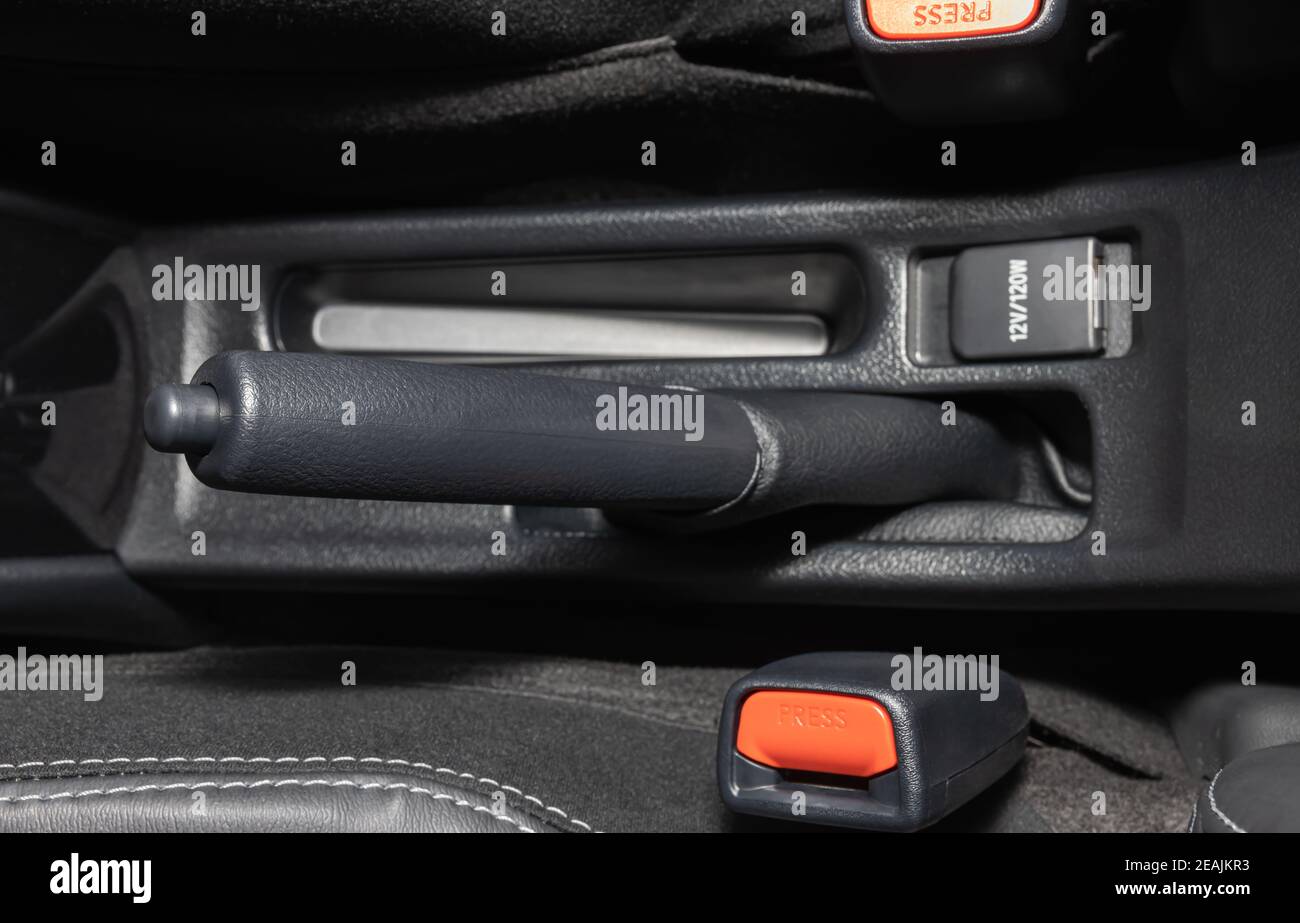 Frein à main et ceinture de sécurité gris à l'intérieur du véhicule Banque D'Images