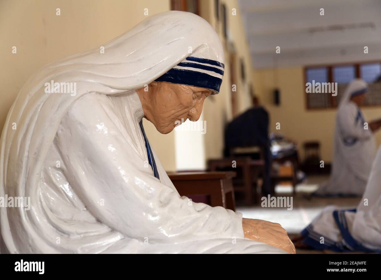 La statue de Mère Teresa dans la chapelle de la maison mère, Kolkata, Inde. La statue a été faite dans la pose dans laquelle la mère a prié. Banque D'Images