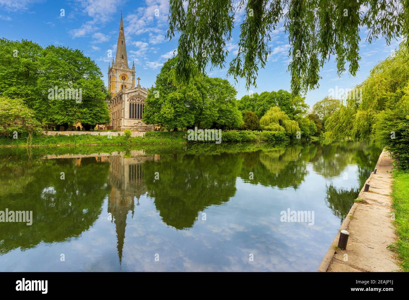 Église de la Sainte-Trinité reflétée dans la rivière Avon à Stratford-upon-Avon, en Angleterre Banque D'Images