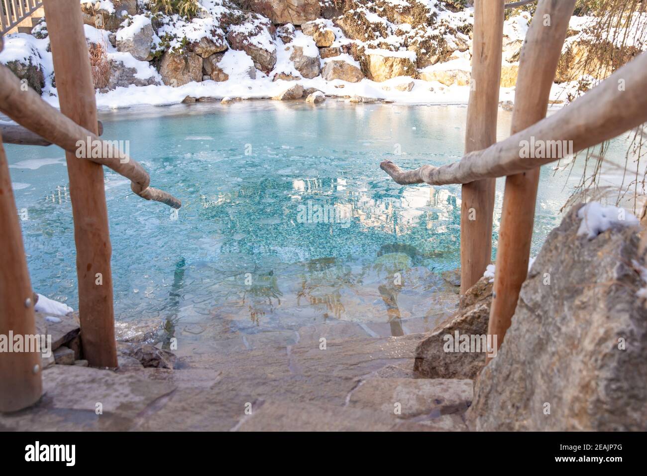 lac avec eau glacée en hiver pour se rafraîchir après le sauna Banque D'Images