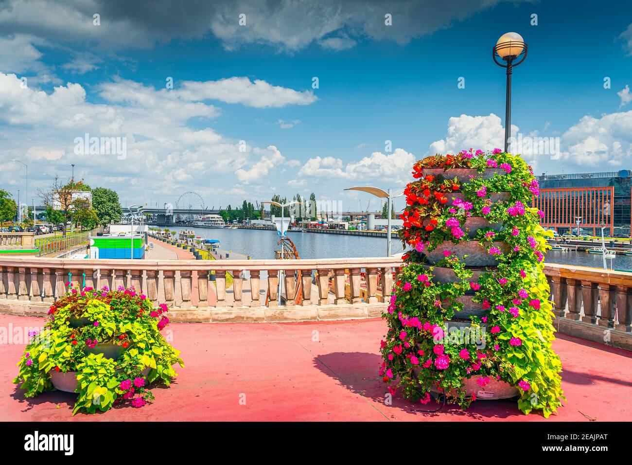 Décoration florale sur long Bridge, appelée la plupart des Dlugi et vue sur Wieleckie Quay à Szczecin Banque D'Images