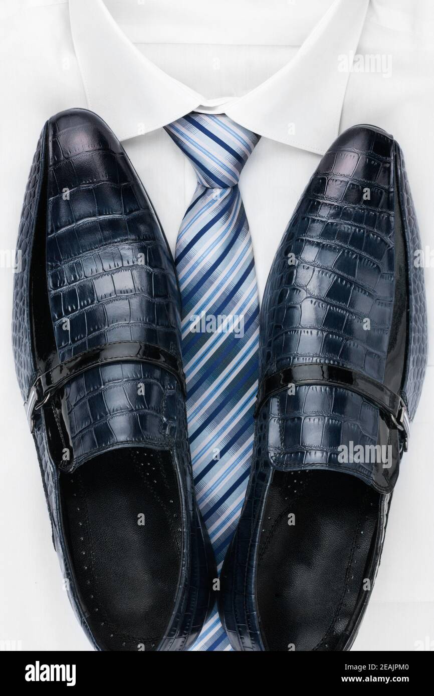 Chaussures, cravate et chemise blanche classiques pour hommes Banque D'Images