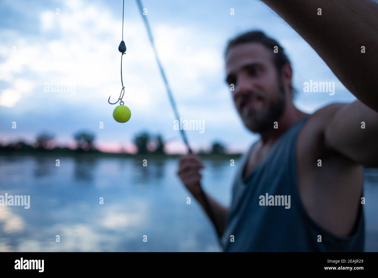Pêcheur à la ligne utilisant une plate-forme pop up pour la pêche au carpe Banque D'Images