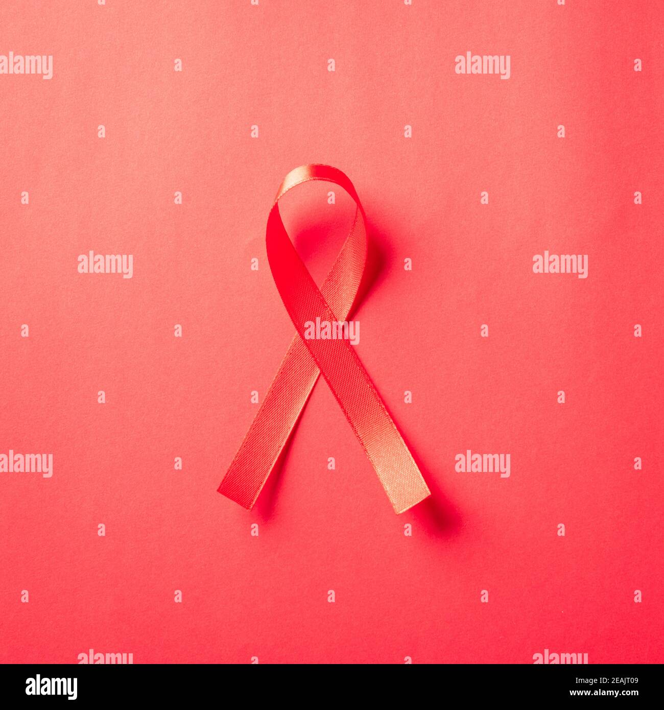 Ruban rouge symbole VIH, sensibilisation au cancer du sida Banque D'Images