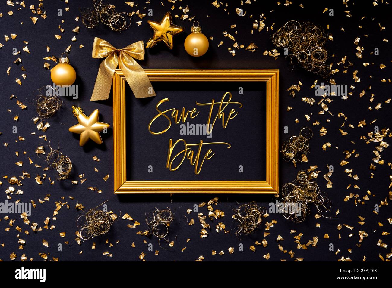 Cadre, décoration de Noël dorée à paillettes, boule, texte Enregistrer la date Banque D'Images